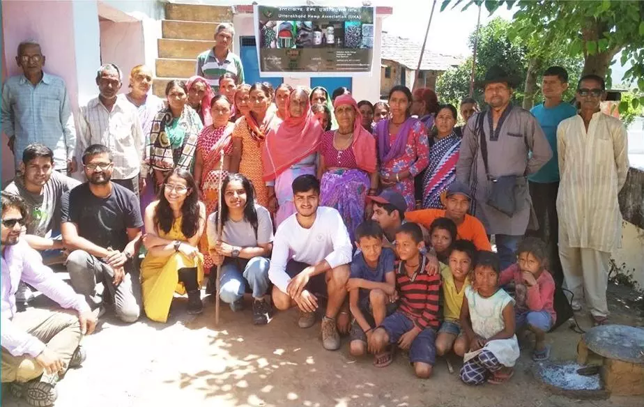 नम्रता के इस स्टार्टअप से उनके गाँव के लोगों को भी रोजगार मिल रहा है। फोटो: नम्रता कंडवाल