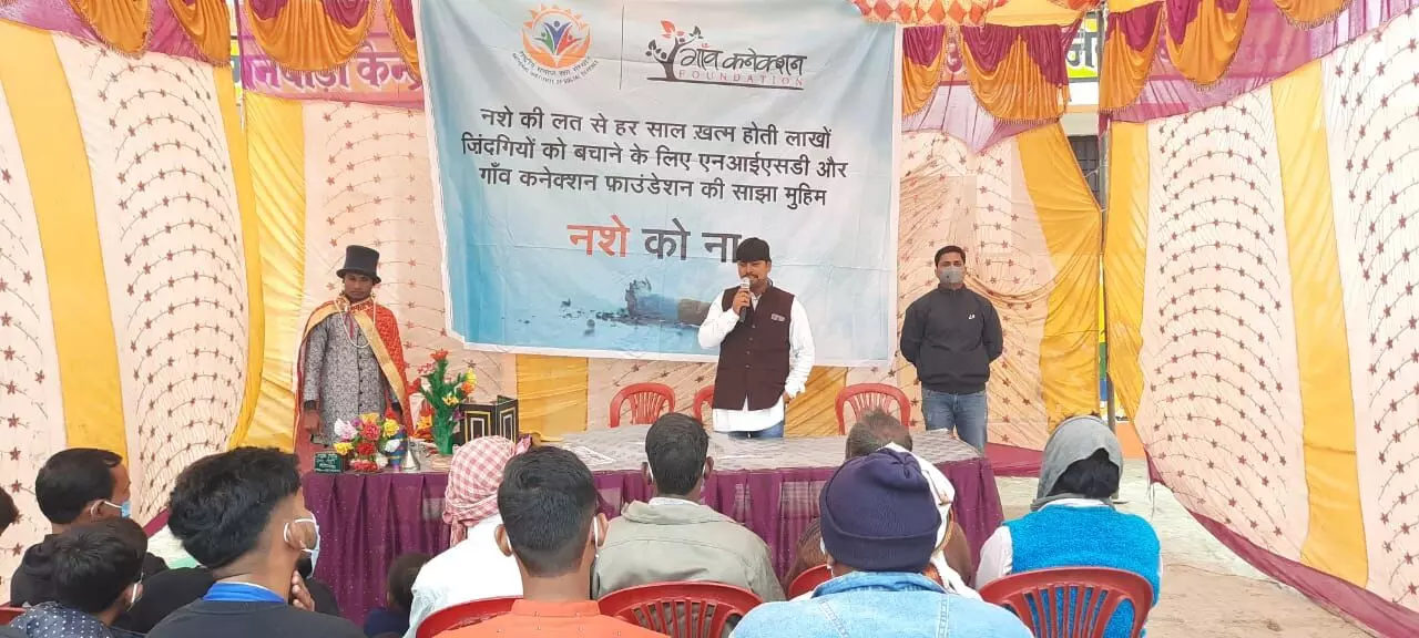 बस्ती जिले में नशामुक्ति जागरुकता कार्यक्रम के दौरान ग्रामीणों को नशे के दुष्प्रभावों के बारे में बताते सामाजिक कार्यकर्ता श्याम चन्द्र शुक्ल। फोटो : गाँव कनेक्शन