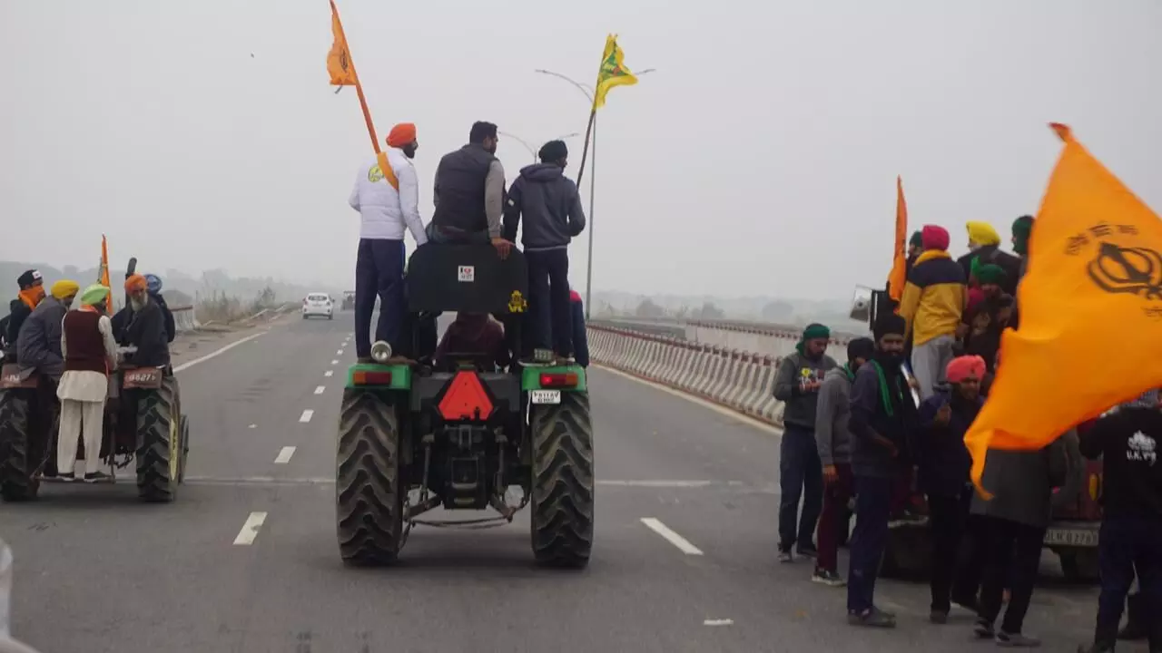 7 जनवरी को किसानों ने अपनी मांगों के समर्थन में दिल्ली के बाहरी इलाकों में ट्रैक्टर मार्च निकाला जिसमें भारी संख्या में युवा शामिल हुए। फोटो- अमित पांडे।