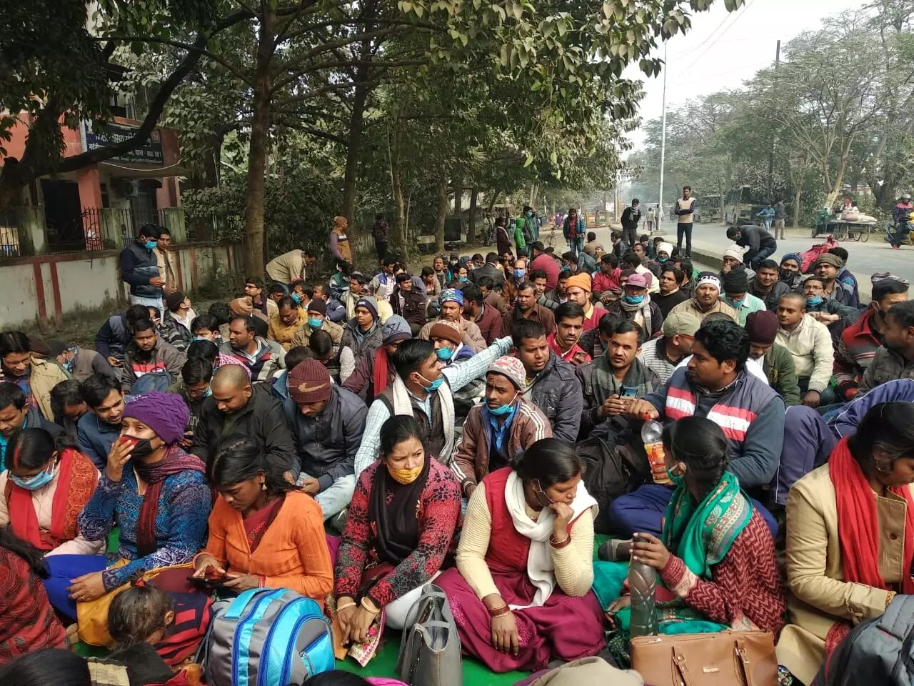 बिहार के अलग-अलग जिलों से पटना में इकट्ठा हुए शिक्षक अभ्यर्थी (फ़ोटो- उमेश कुमार राय) बिहार के अलग-अलग जिलों से पटना में इकट्ठा हुए शिक्षक अभ्यर्थी (फ़ोटो- उमेश कुमार राय)