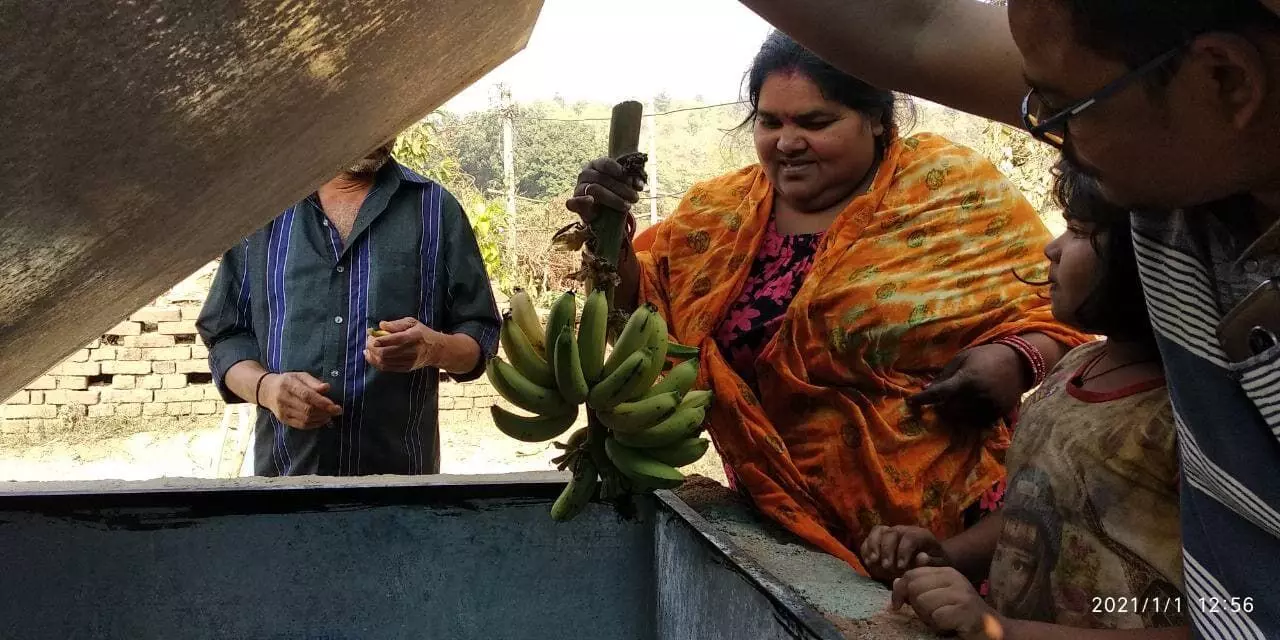 सब्जी कूलर का उपयोग करते किसान