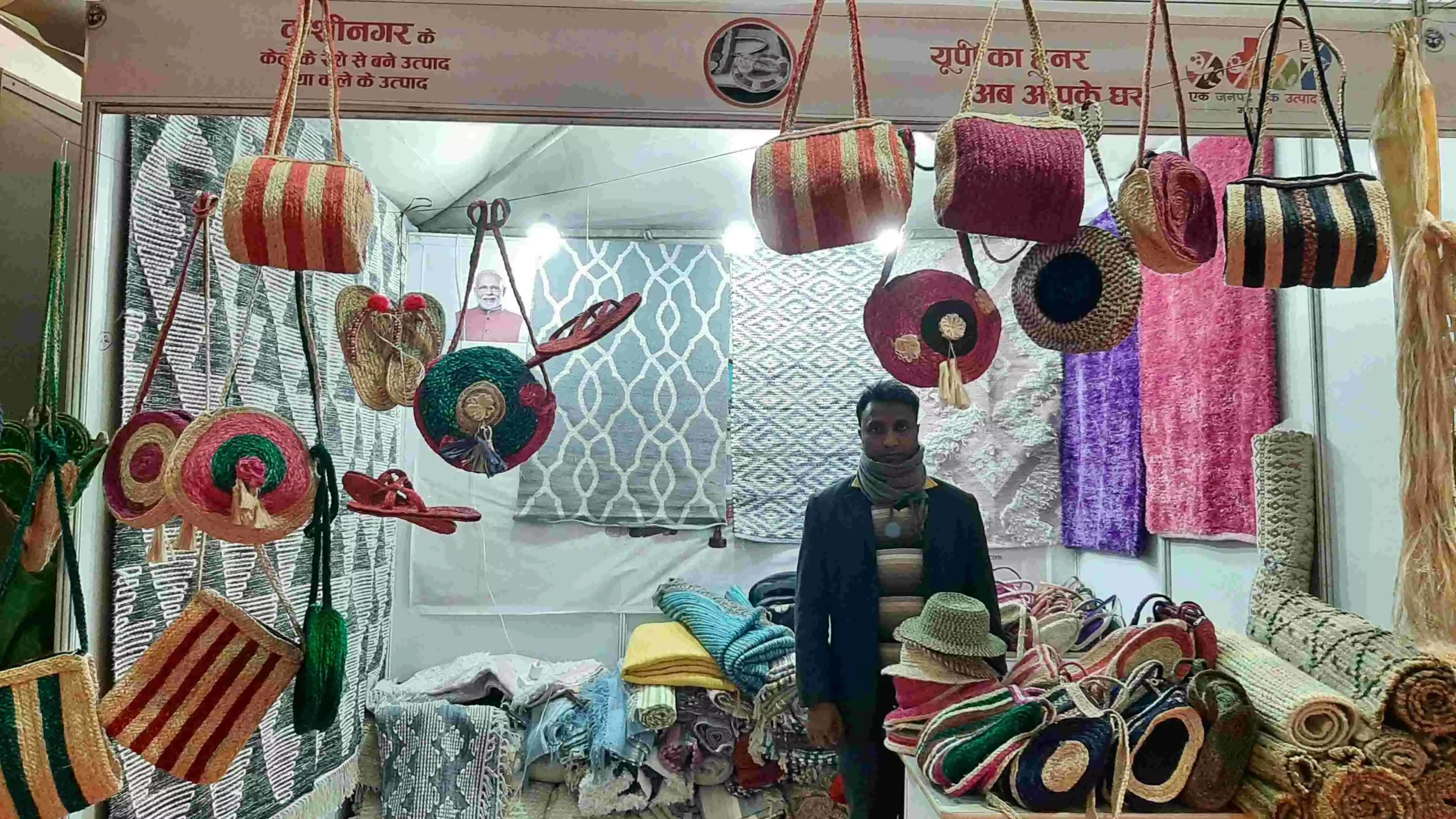 हुनर हाट में केले से बने उत्पाद का स्टाल लगाये कुशीनगर के रवि प्रसाद. फोटो : नीतू सिंह