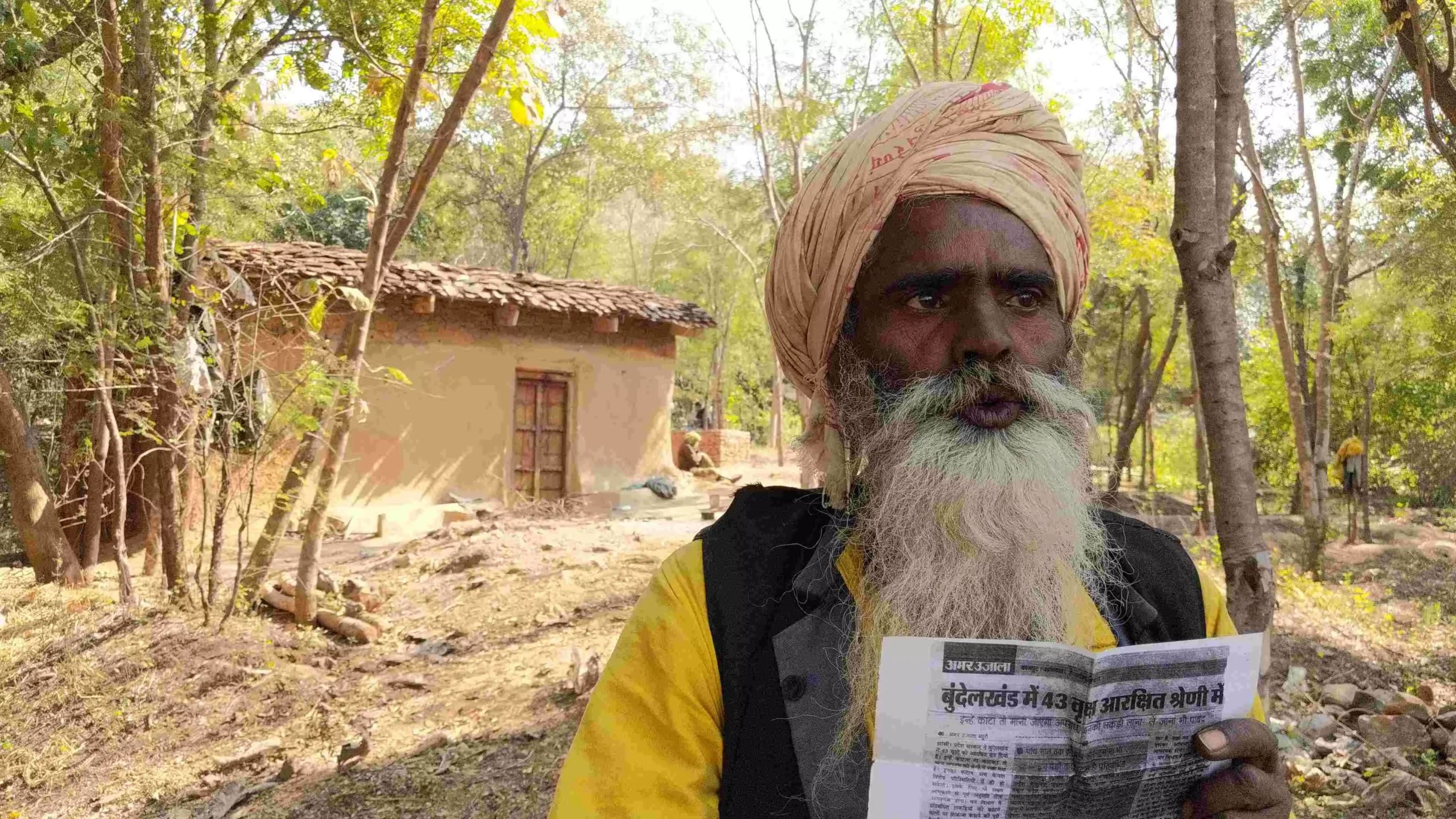 पीछे दिख रहे इसी घर में भैयाराम रहते हैं, पहले इस जगह पर झोपड़ी थी, अब गाँव वालों ने मदद से ये कच्चा घर बना दिया है। फोटो: दिवेंद्र सिंह