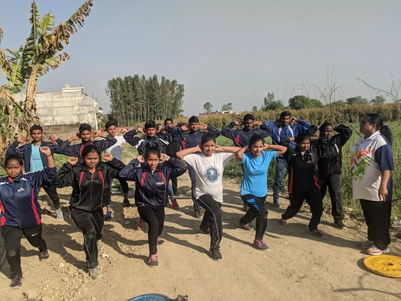 खिलाड़ियों को खेल की बरीकियां सिखतीं पूनम।
