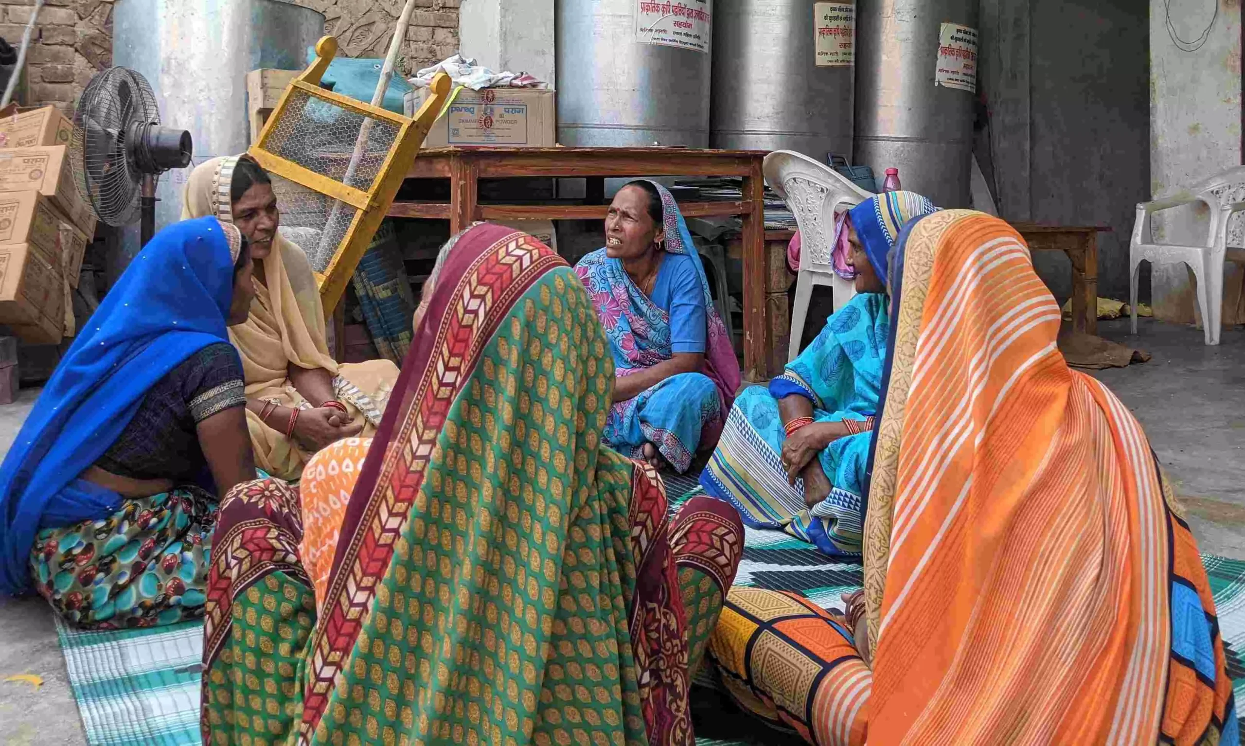 छब्बा निवादा गाँव में समूह में बैठकर बात करती महिलाएं. फोटो : नीतू सिंह