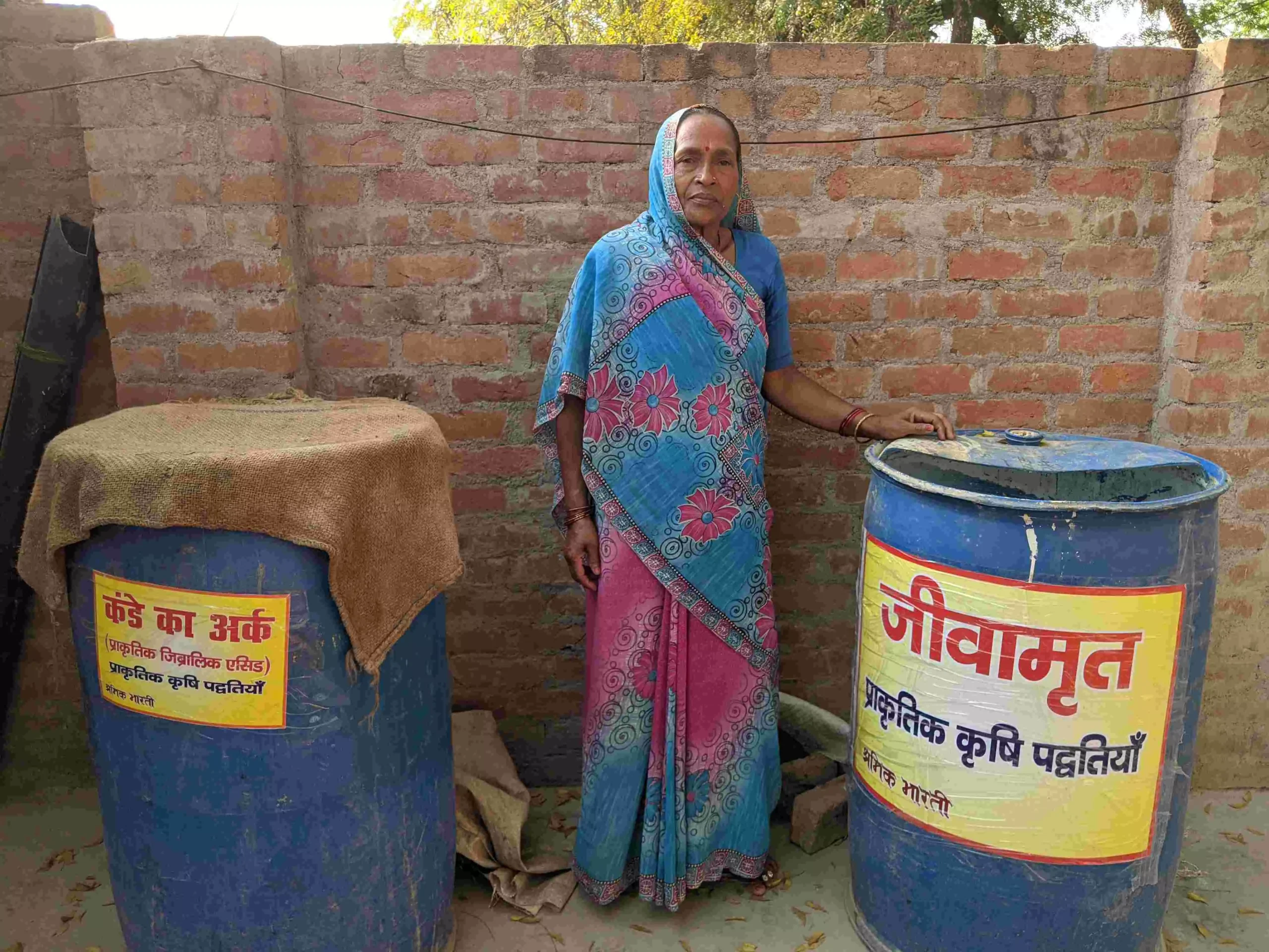 स्वयं सहायता समूह की महिलाएं जैविक खाद और कीटनाशक दवाइयां खुद ही बनाती हैं और जैविक तरीके से खेती करती हैं. फोटो : नीतू सिंह