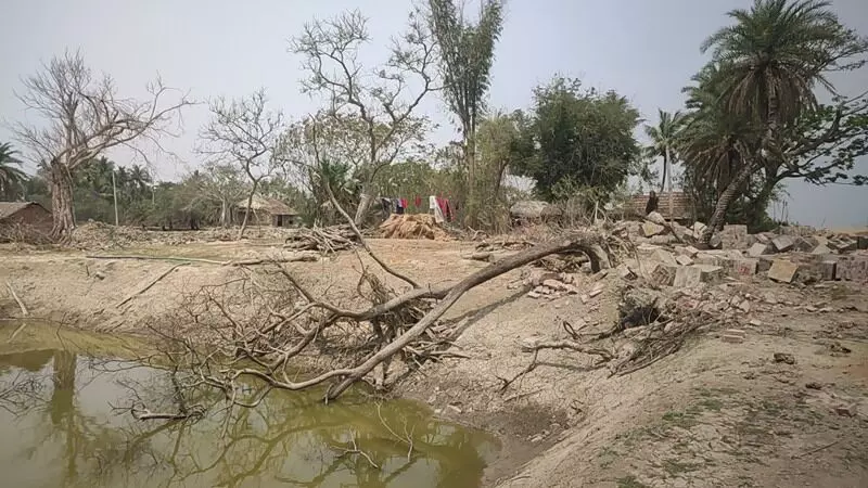 अम्फान से हुई तबाही के निशां आज भी हैं।