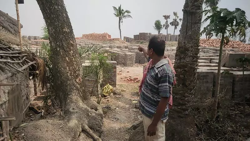 तपस ओर क्षेत्र की ओर इशारा करके बता रहे हैं जहां उनके जानने वाले पांच लोगा बह गये थे।