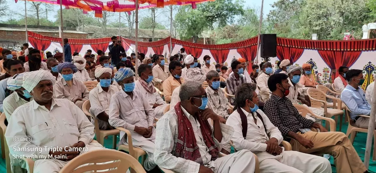 पाटन जिला मुख्यालय से करीब 100 किलोमीटर दूर संतालपुर तहसील के कोयड़ा गांव में मिट्टी की जांच के लिए प्रेरित करने के लिए आयोजित समारोह में किसान।
