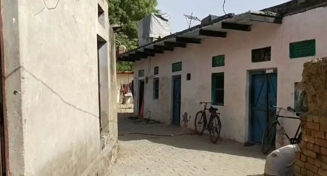 गौरियान गली जहां पर पहले लगभग 16 कारखानों में तबला और ढोलक बनाने का काम होता था, अब मुश्किल से दस कारखाने ही चल रहे हैं।