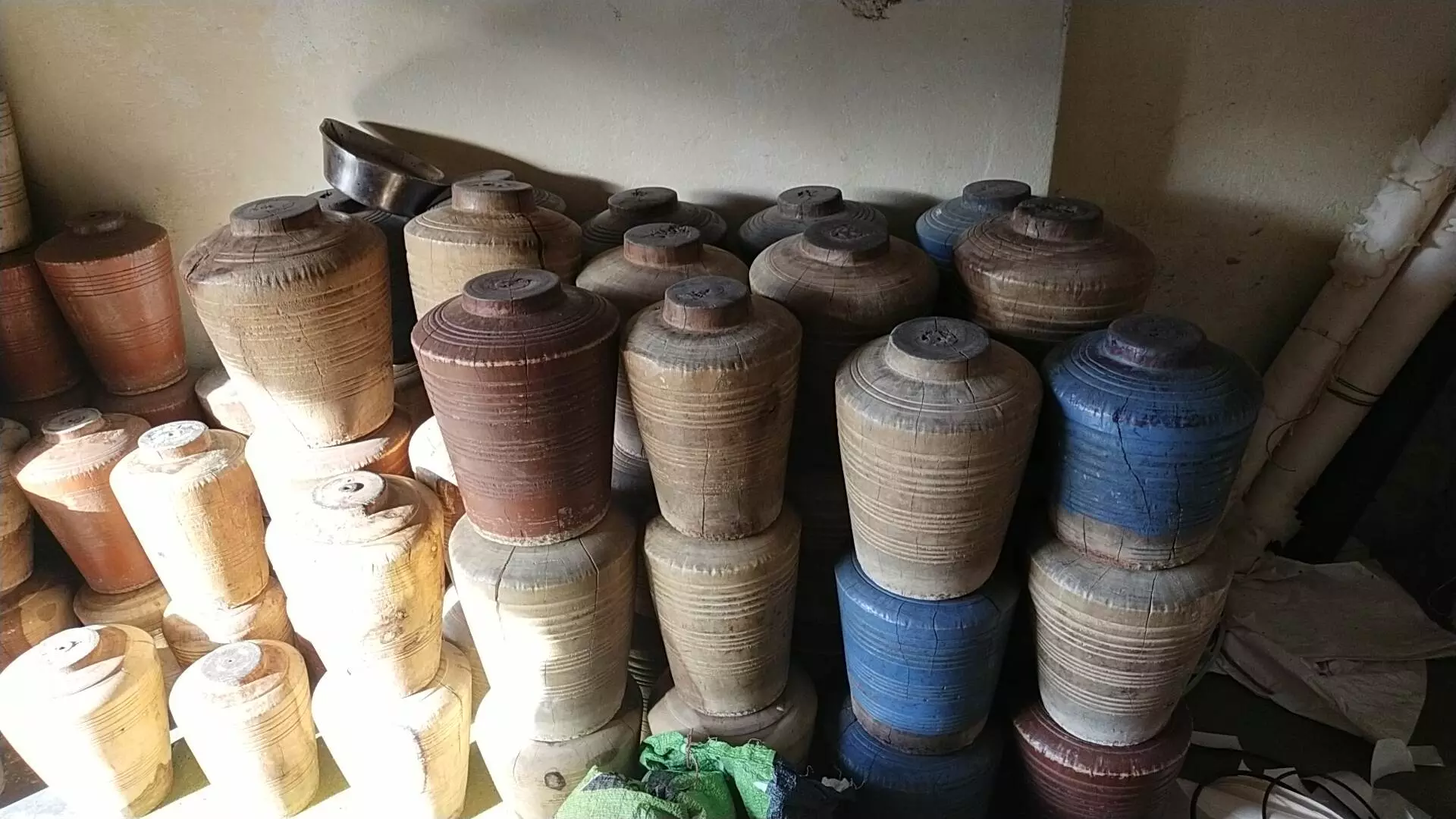मांग न होने से बहुत से तबले और ढोलक अभी भी अधूरे रखे हुए हैं।