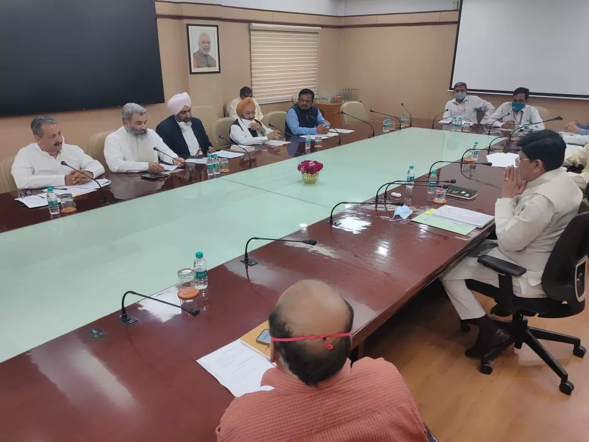 केंद्रीय खाद्य और सार्वजनिक वितरण मंत्री पीयूष गोयल के साथ वार्ता करते पंजाब के मंत्री। फोटो- साभार ट्वीटर