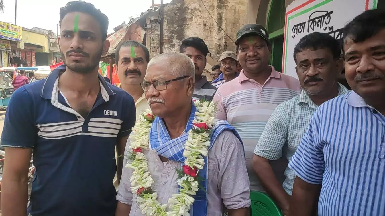 मनोरंजन ब्यापारी (फूलों की माला पहने हुए)