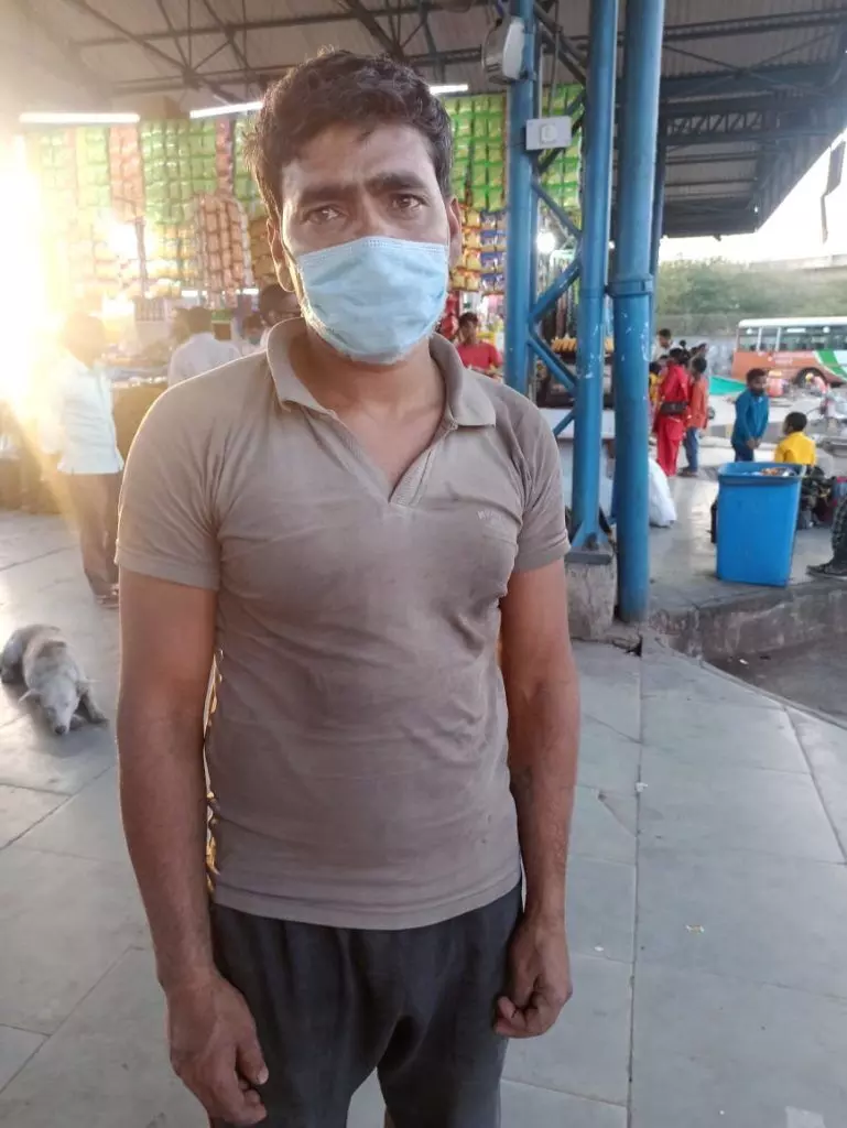 9 अप्रैल को आनंद विहार आईएसबीटी, दिल्ली से उत्तर प्रदेश के बहराइच के लिए निकले दैनिक मजदूर मनकुने। तस्वीर: सौम्या लखानी / जीसी