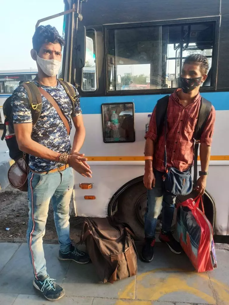 भास्कर पांडे और सोनू दिल्ली के आनंद विहार, आईएसबीटी पर उत्तराखंड के अल्मोड़ा जाते हुए। तस्वीर: सौम्या लखानी / जीसी