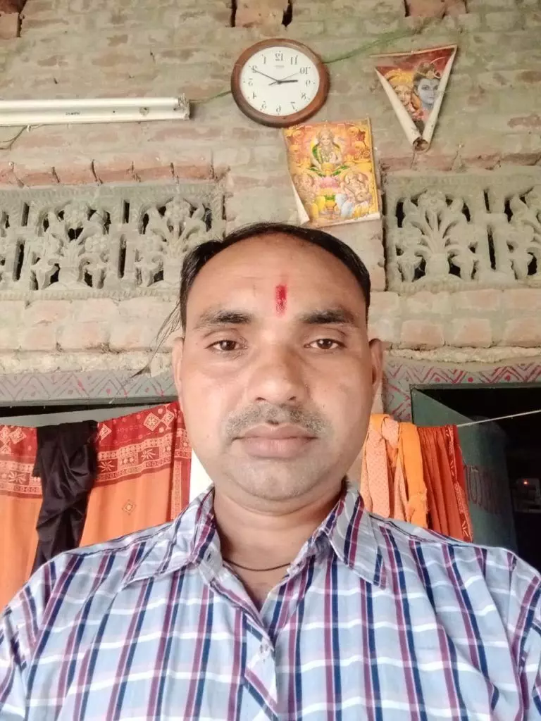 रामदीन प्रजापति, जो दिल्ली में निर्माण स्थलों पर काम करते हैं। लॉकडाउन की खबर सुनकर उन्होंने उत्तर प्रदेश के आजमगढ़ में अपने मूल स्थान पर लौटने की योजना बनाई। तस्वीर: सौम्या लखानी / जीसी