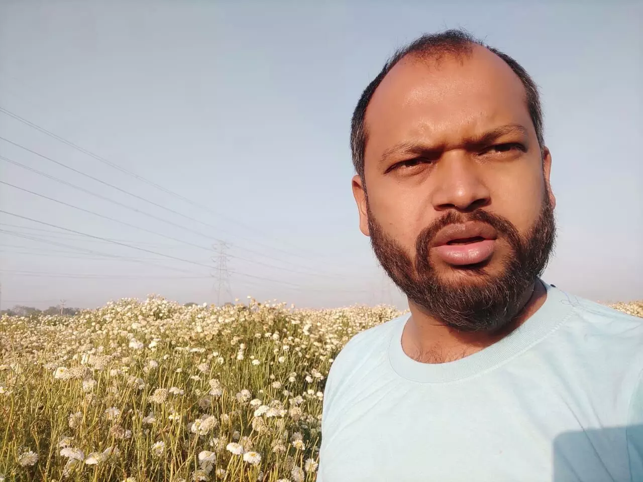 यूपी के मैनपुरी के रवि पाल की फूलों की फसल गर्मी से सूखने लगी है, लेकिन अब बिक ही नहीं रही है तो सिंचाई करने का कोई फायदा नहीं।