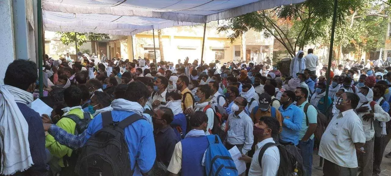 उत्तर प्रदेश एक सामुदायिक स्वास्थ्य केंद्र पर कोविड टेस्ट कराने पहुंचे लोग।