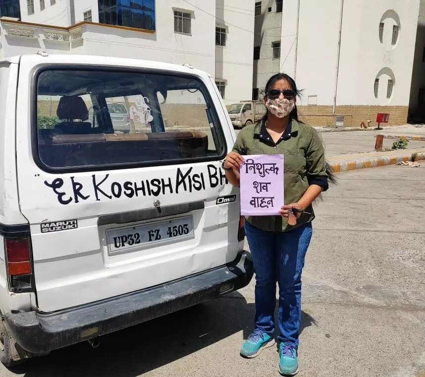 राम मनोहर लोहिया अस्पताल में शव वाहन के साथ खड़ी वर्षा, इनकी कोशिश है कि ज्यादा से ज्यादा लोगों की मदद कर सकें। फोटो: अरेंजमेंट