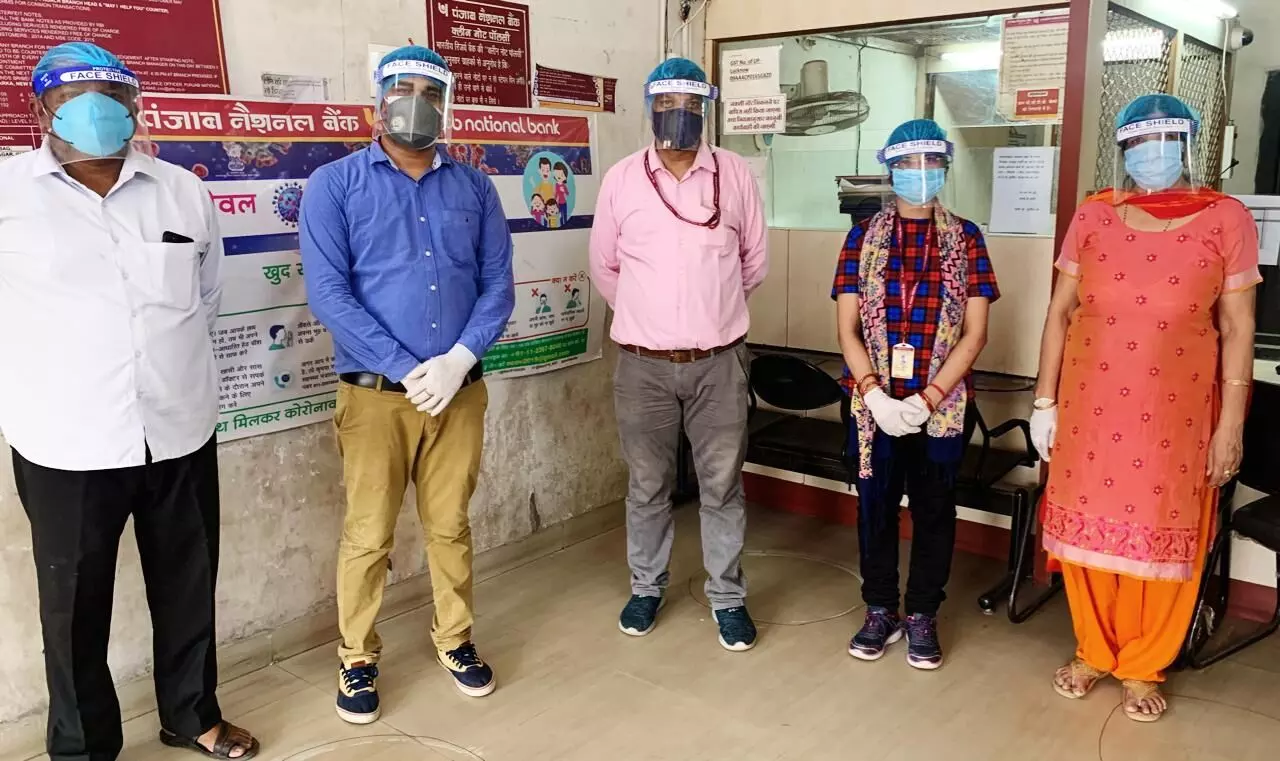 कोविड-19 महामारी के दौरान बैंक में काम के घंटों में बदलाव किए गए हैं लेकिन लगातार बढ़ते मामलों से वो अपनी सेहत को लेकर फ्रिकमंद हैं। फोटो- अरेंजमेंट