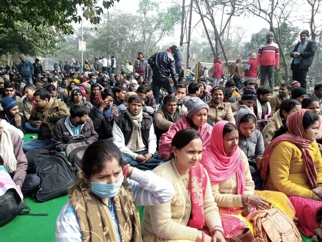 अभ्यर्थी लगातार नियुक्ति को लेकर प्रदर्शन कर रहे हैं।