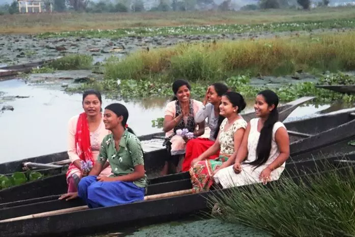 दीपोर बील झील में समूह से जुड़ी लड़कियां।