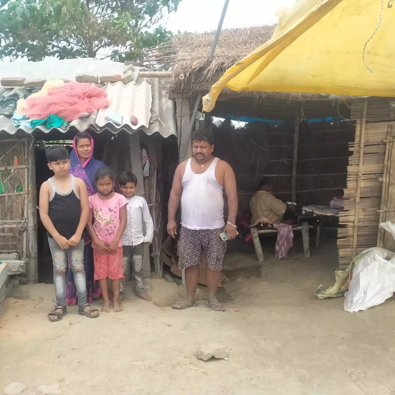 सुरेश कुमार अपनी पत्नी और बच्चों के साथ बिहार के अपने गाँव में।