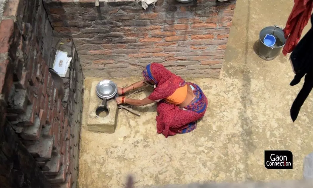 ज्यादातर दिहाड़ी मजदूरों के सामने पैसों की दिक्कत है, मजबूरी में इन्हें कई बार तेल, दाल जैसे सामान उधार लेना पड़ता है।