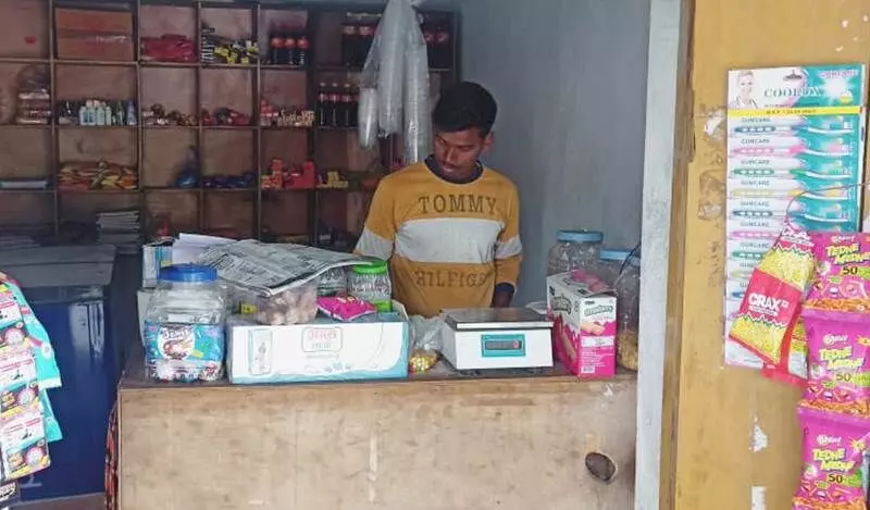 उत्तर प्रदेश के गोरखपुर में एक किराना की दुकान।