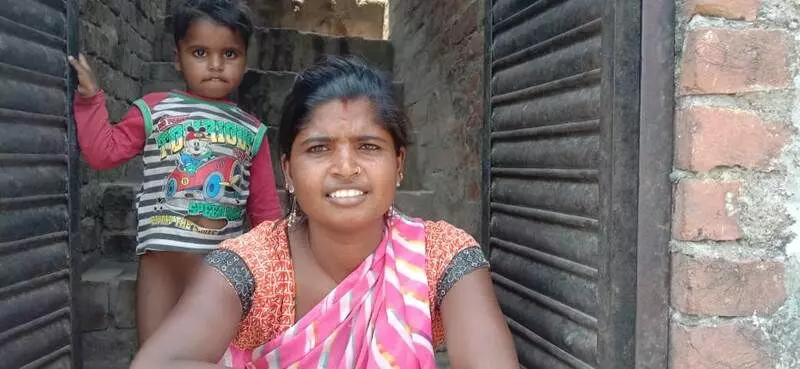 यूपी के बाराबंकी जिले में बेलहरा की लक्ष्मी देवी कहती हैं, जिंदा रहने के लिए हम भीख मांगने को मजबूर हैं।