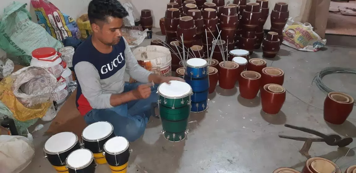 एक दिन में एक कारीगर के 400-500 रुपए की कमाई हो जाती थी।