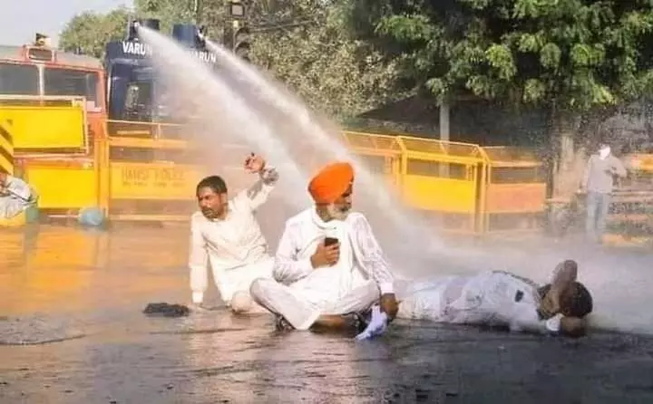 25 नवंबर 2020 को हरियाणा में किसानों पर बल प्रयोग हुआ, लेकिन किसान दिल्ली की ओर बढ़ते रहे। फोटो- अरेंजमेंट