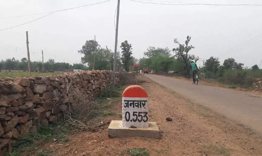 पन्ना जिला मुख्यालय से महज 5 किलोमीटर की दूरी पर है जनवार गांव। फोटो- अरुण सिंह