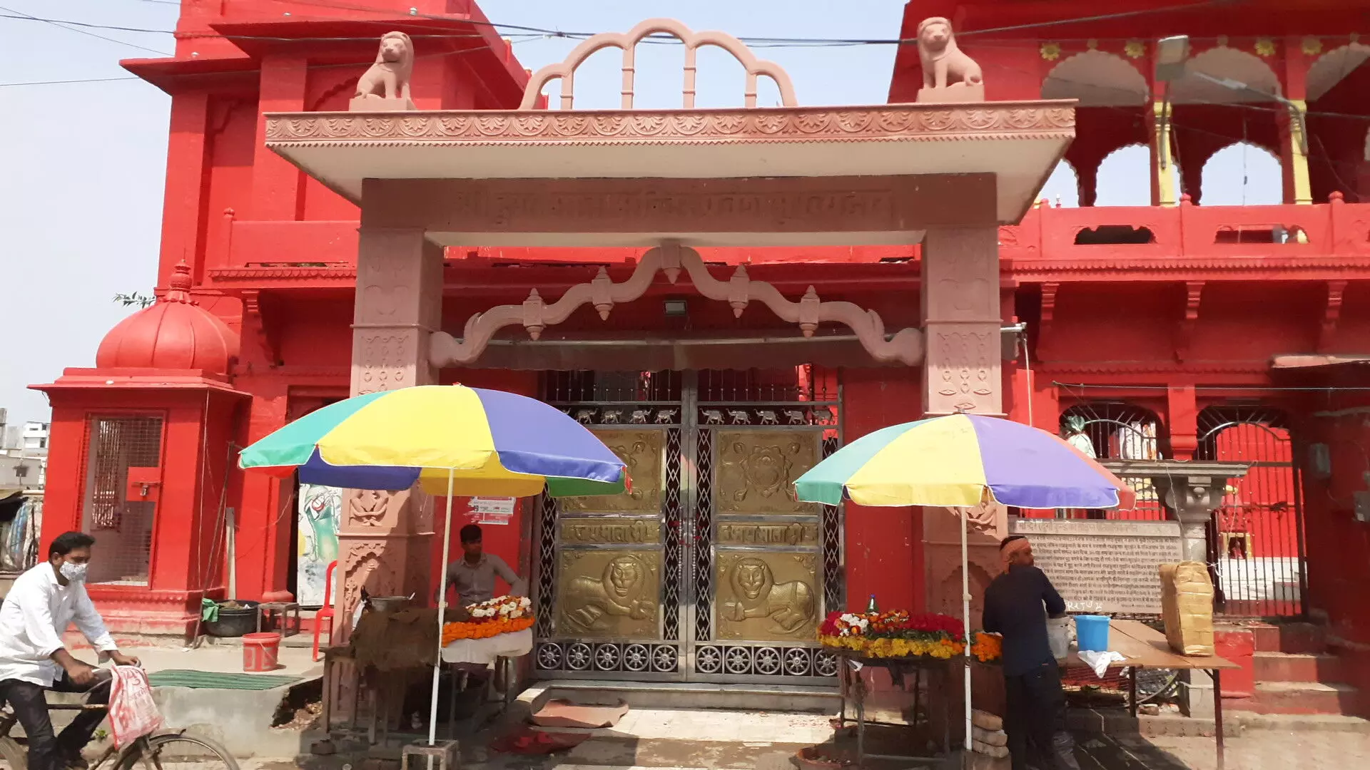 मंदिर के बंद कपाट, कोरोना में धार्मिक स्थल कोविड प्रोटोकॉल के साथ ही खोले जा रहे थे।
