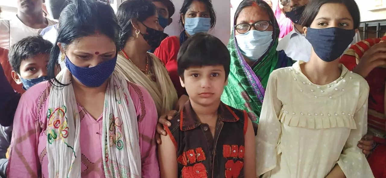 सुलभ श्रीवास्तव की पत्नी ने पति की मौत को लेकर सवाल उठाते हुए न्याय दिलाने की मांग की है।