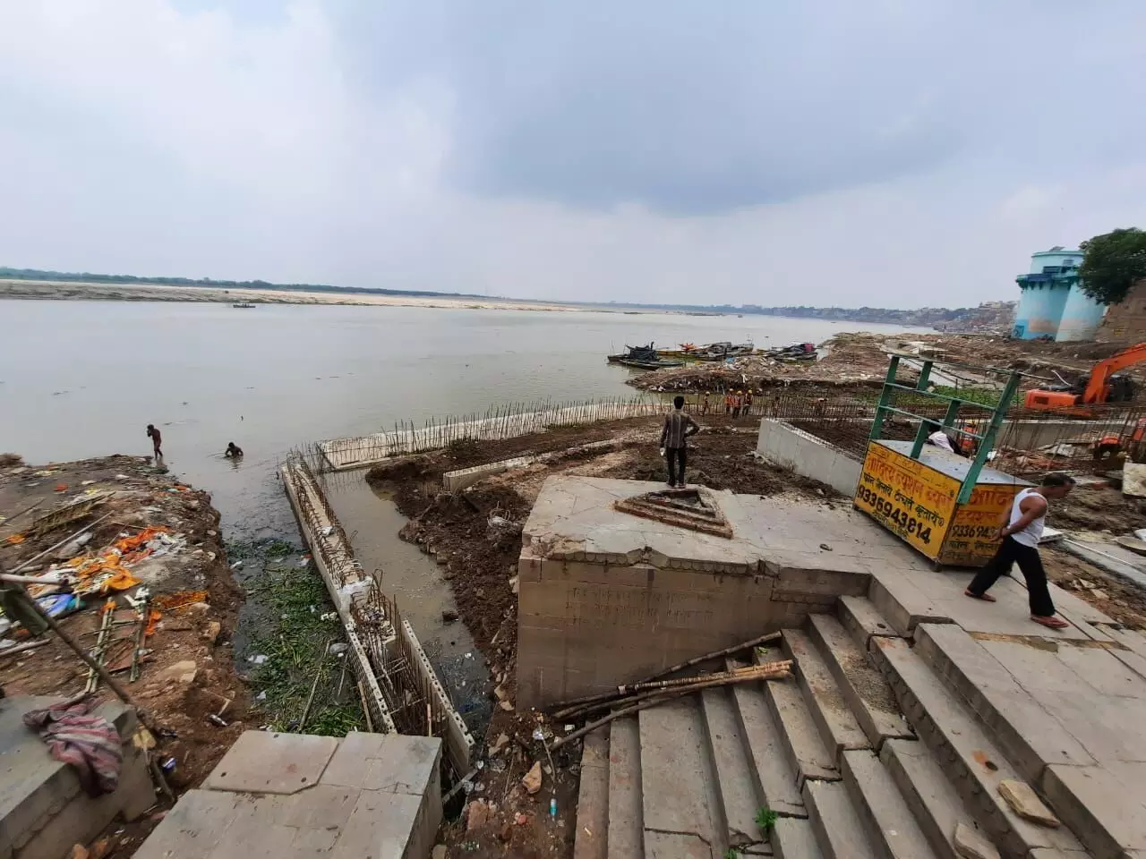 बनारस में गंगा उत्तरवाहिनी हैं और पौराणिक महत्वों वाला अर्धचंद्राकार रूप लेती हैं। यानी फ्लो के विपरीत बहती हैं। नदी प्रमियों को आशंका है पक्के निर्माण से उनकी दिशा बदल सकती है। फोटो कॉरिडोर का जारी निर्माण कार्य।