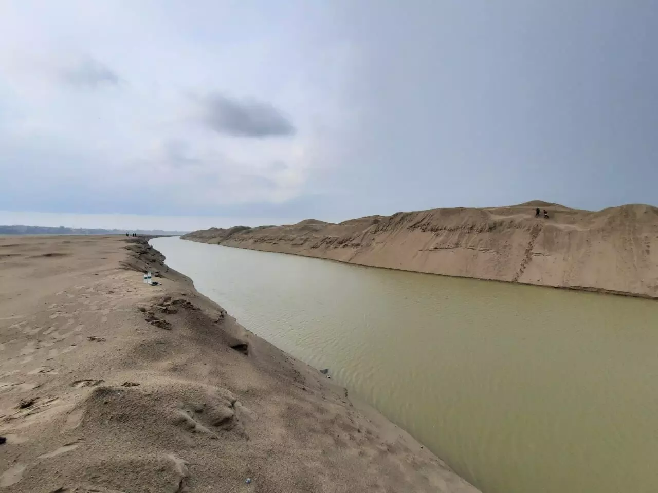 ललिता घाट के सामने नदी के उप पार नहर भी निकाली जा रही है। फोटो- शास्वत