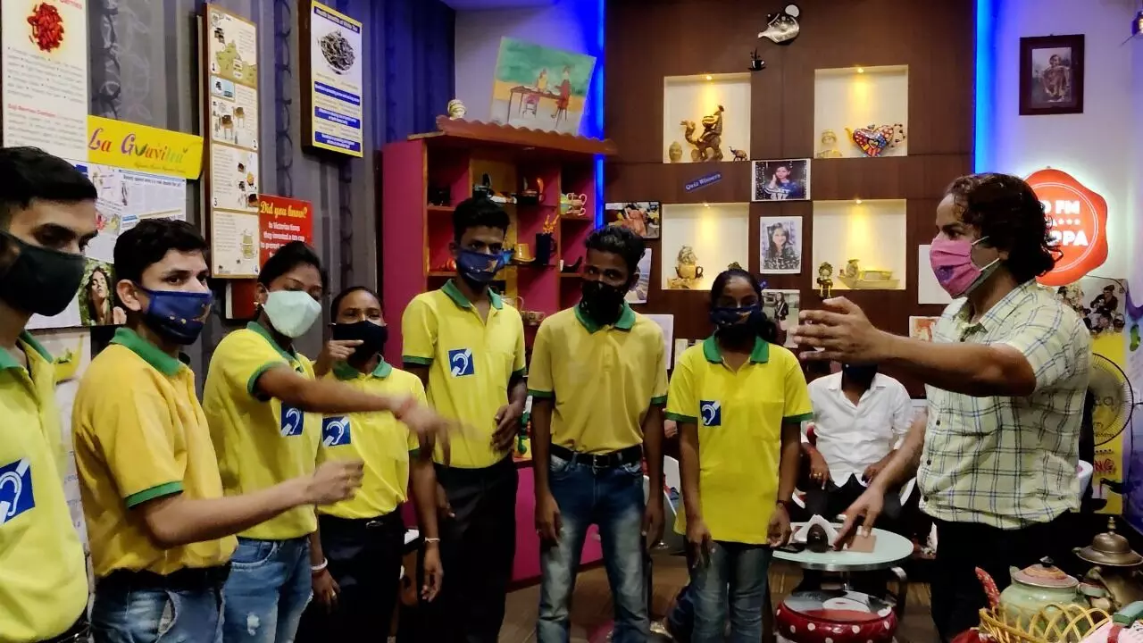 रेस्टोरेंट के कर्मचारियों से साइन लैंग्वेज में बात करते अविनाश दुग्गर।