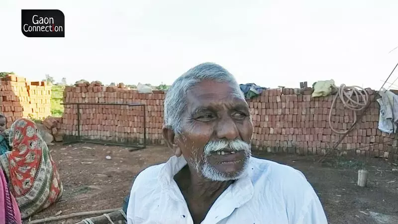 लल्लन राम ने अपने जीवन के पिछले 40 साल बाणसागर सिंचाई परियोजना के आसपास कभी न खत्म होने वाली निर्माण गतिविधि को देखने में बिताए हैं।