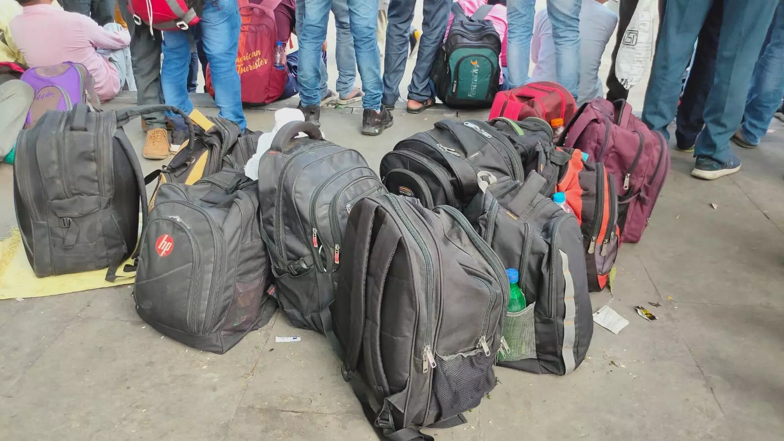 एंबुलेंस कर्मचारियों की यूनियन के मुताबिक जिलों से कर्मचारियों के लखनऊ पहुंचने का सिलसिला जारी है, आंदोलन मांगे पूरी होने तक जारी रहेगा।