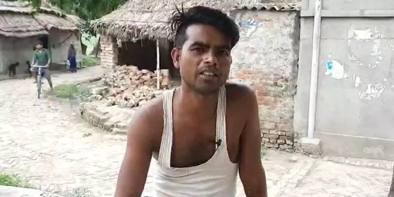 गिरीश कुमार का कहना है कि उनके गांव के जलाशय इतने दूषित हैं कि जानवर भी उनका पानी नहीं पीते हैं।