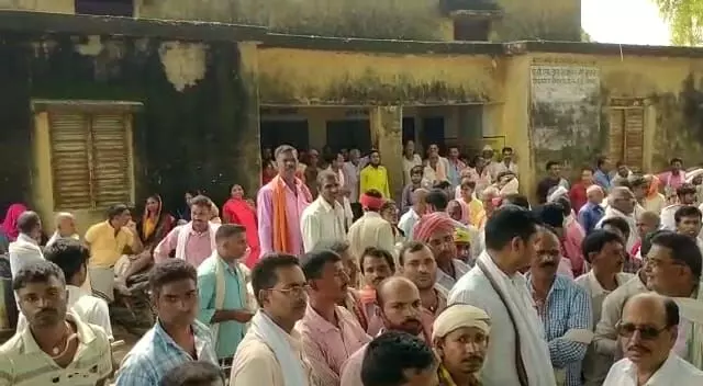 सोनभद्र की दुद्धी तहसील में यूरिया के लिए सहकारी समिति पर जुटी किसानों की भीड़।
