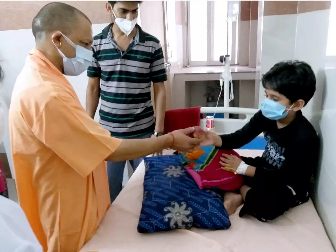 फिरोजाबाद में डेंगू और वायरल पीड़ित मरीजों से मुलाकात करते सीएम योगी आदित्यनाथ।
