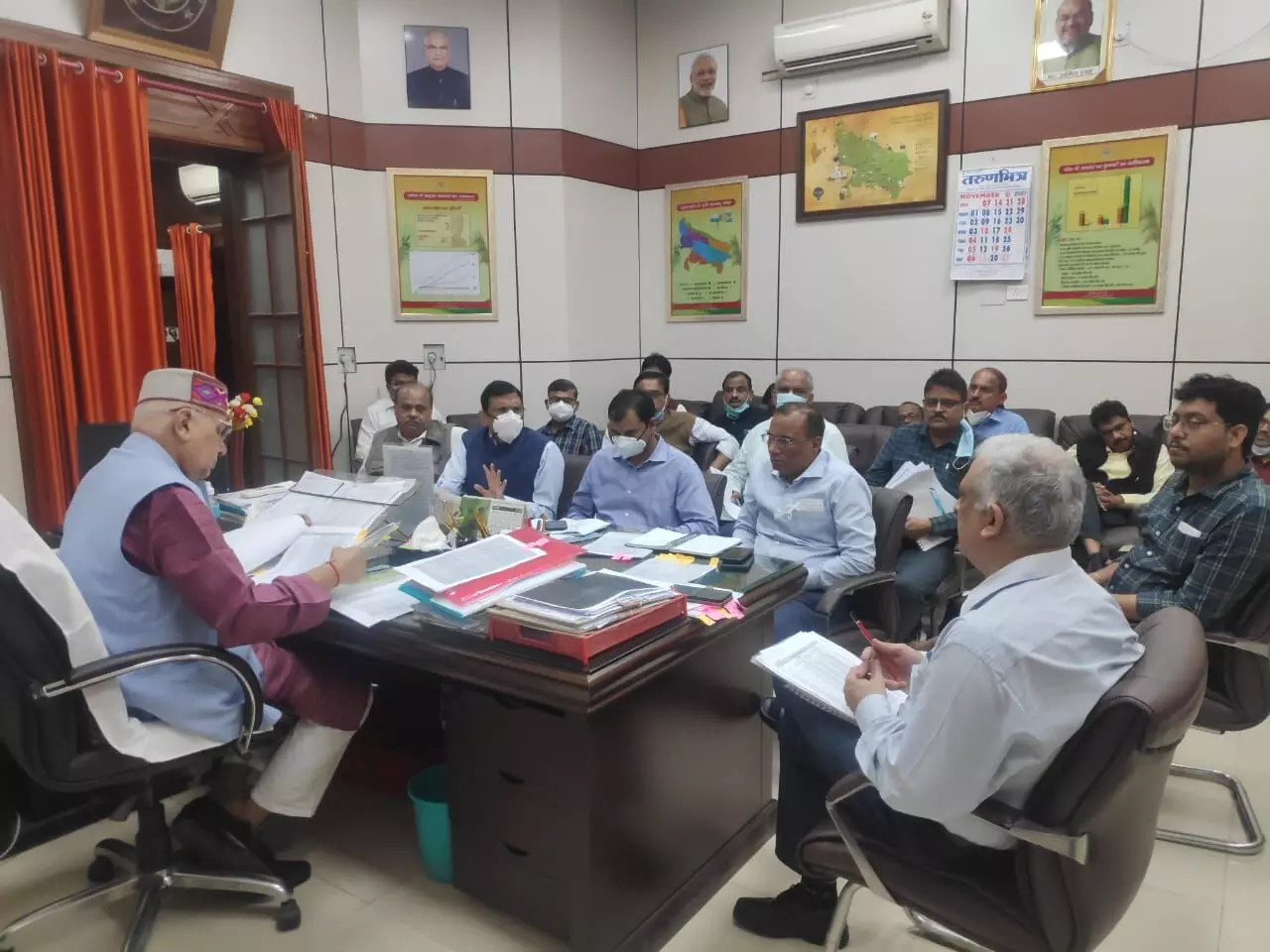 लखनऊ में समीक्षा बैठक करते कृषि मंत्री सूर्य प्रताप शाही।