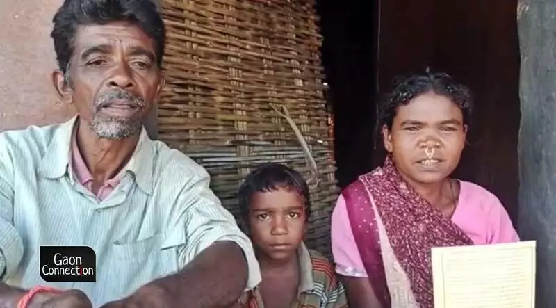 तुलसी हबिका अपने बेटे रजीबा के साथ, जिन्हें 21 सितंबर को मलेरिया पॉजिटिव पाया गया था। तस्वीर में उनके पति सिनेया हबिका भी मौजूद हैं। फोटो: प्रत्यक्ष श्रीवास्तव