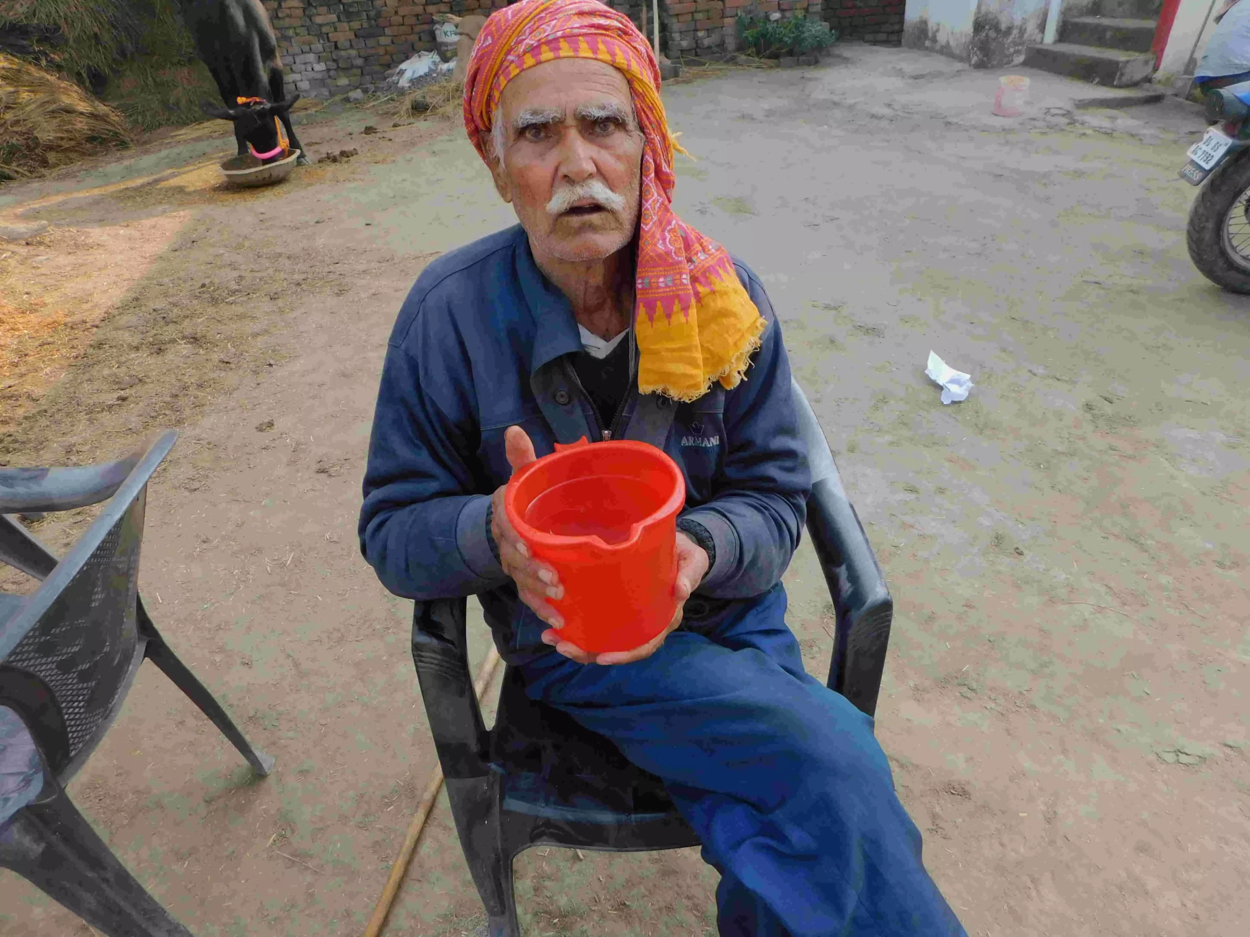 दूधनाथ सिंह, अपने घर का पानी दिखाते हुए। फोटो- ओपी सिंह