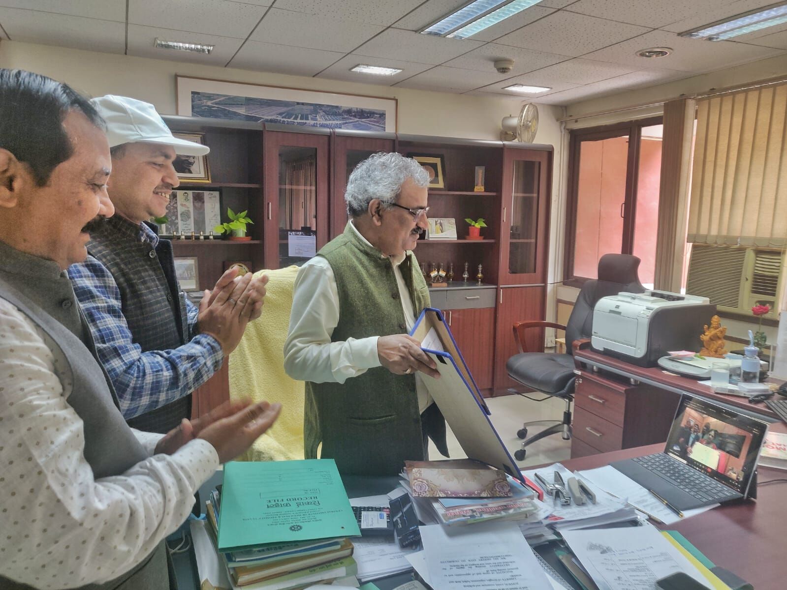 लखनऊ स्थित सीएसआईआर-केंद्रीय औषधीय एवं सगंध पौधा संस्थान (सीएसआईआर-सीआईएमएपी) के निदेशक डॉ प्रबोध कुमार त्रिवेदी