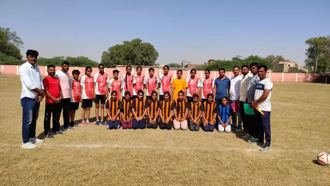 फुटबाल टीम में शामिल बरमसर गांव की लड़कियां।