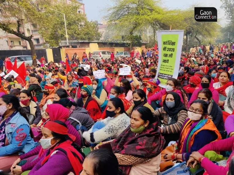 कई आंगनवाड़ी कार्यकर्ताओं ने बताया कि पोषण ट्रैकर ऐप, जिसे 2018 में लॉन्च किया गया था, समस्याओं से भरा हुआ था।