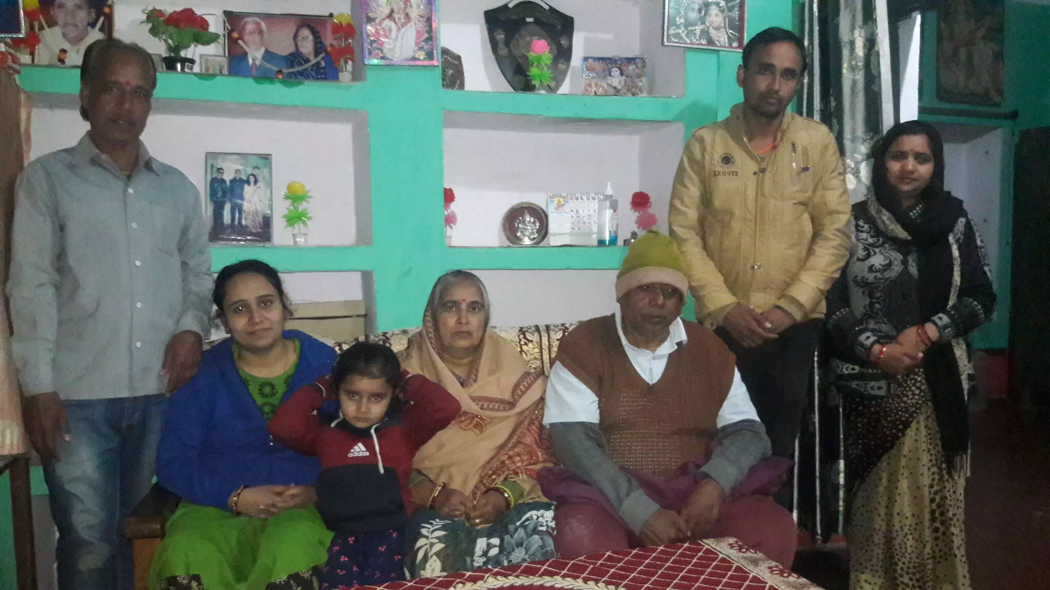 पन्ना स्थित अपने घर में गांव कनेक्शन से चर्चा के दौरान चंसौरिया तथा उनका परिवार। फोटो- अरुण सिंह